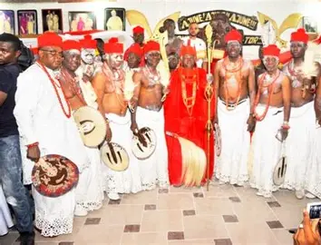 Urhobo Social Club members in chieftaincy regalia with the Ohworode of Olomu
